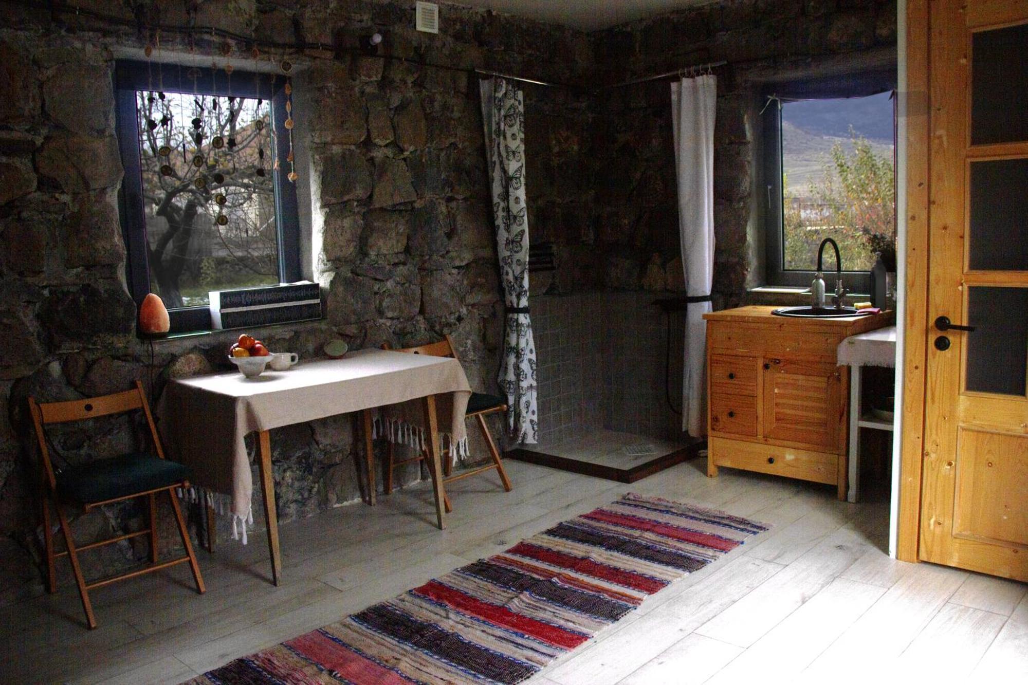 K'arashamb Zove Rural Cottage With Garden Views מראה חיצוני תמונה