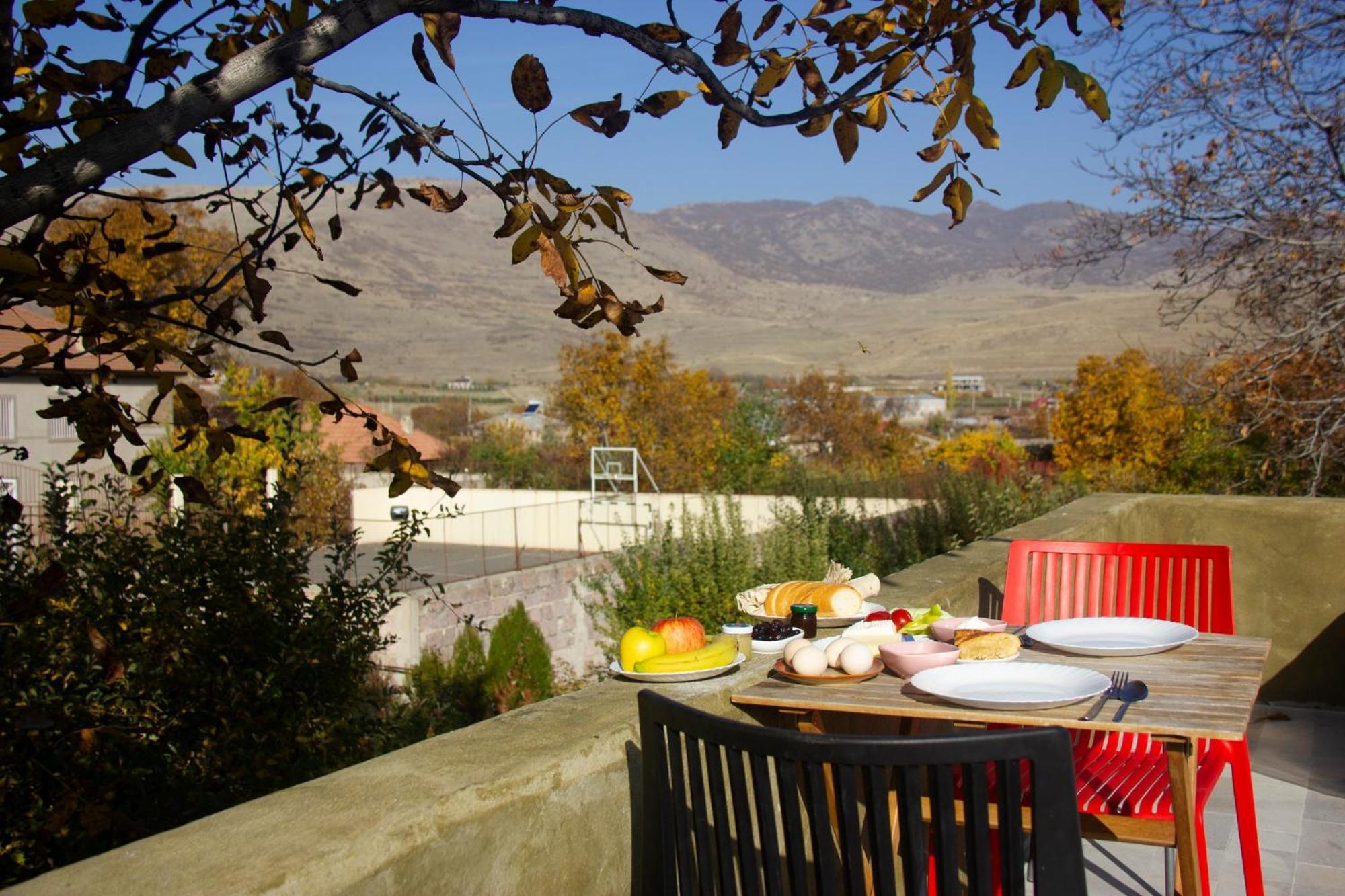 K'arashamb Zove Rural Cottage With Garden Views מראה חיצוני תמונה