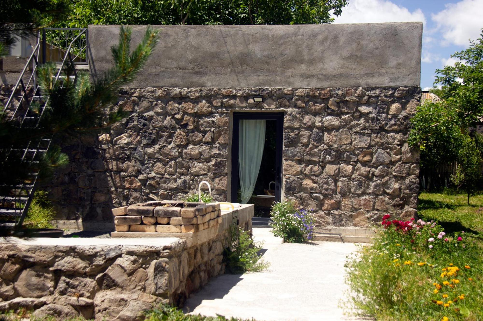 K'arashamb Zove Rural Cottage With Garden Views מראה חיצוני תמונה
